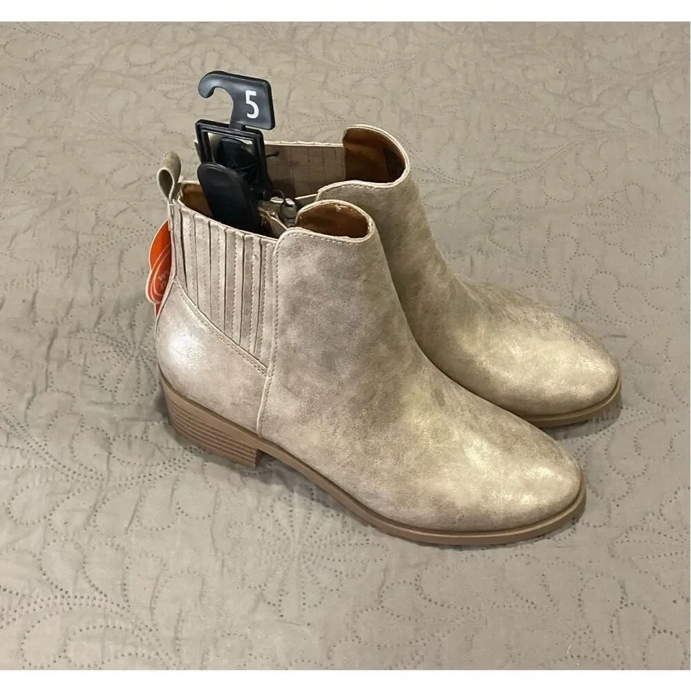 Wonder Nation Women’s 5 Shiny Silver Ankle Boots New